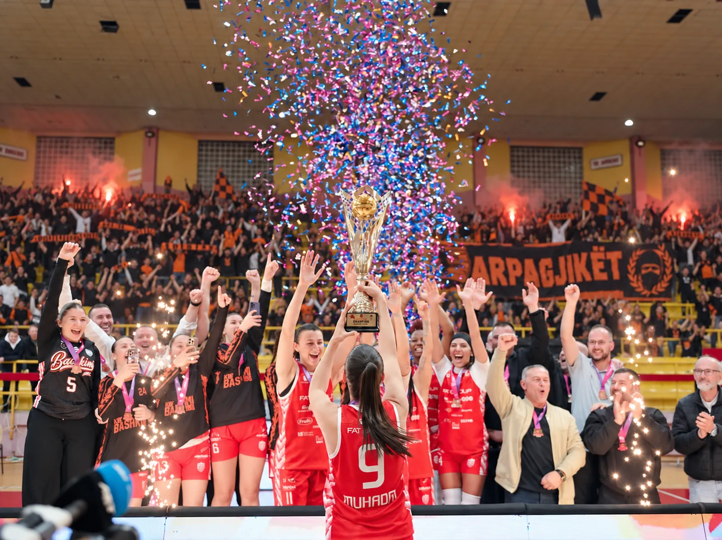 Lojtaret e KBF Bashkimit ngrenë trofeun e kampioneve para tifozëve “Arpagjikët”, nën shiun e konfetit