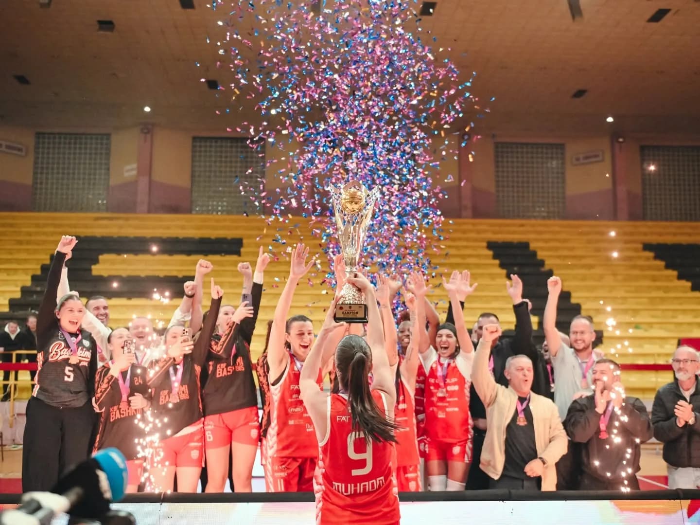 Lojtaret e KBF Bashkimit ngrenë trofeun e kampioneve nën shiun e konfetit